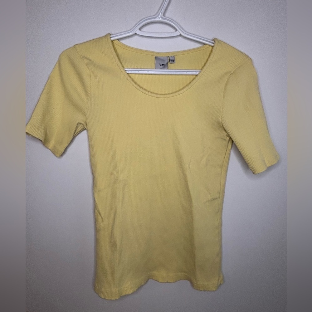 ICHI Scoop Neck Short Sleeve Ribbed Tee in Pale Yellow Size M